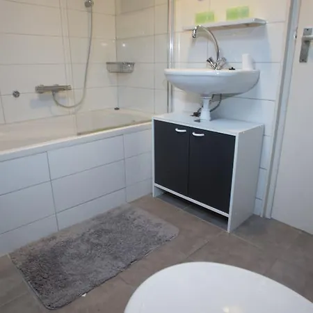Self Check Inn Apartment Botel 3*